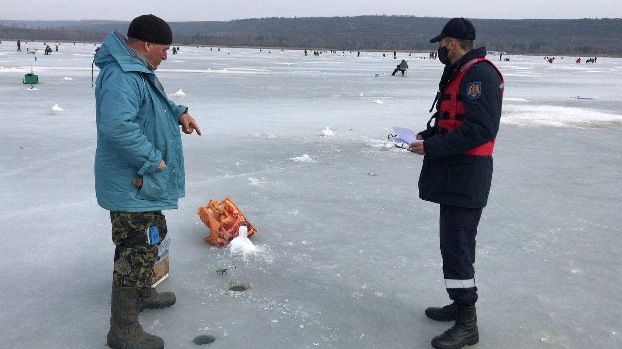 Спасатели продолжают кампанию по предотвращению случаев провала под лёд водоёмов.