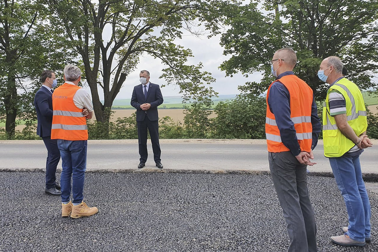 Премьер-министру доложили, что на данный момент завершено более 60% работ. 