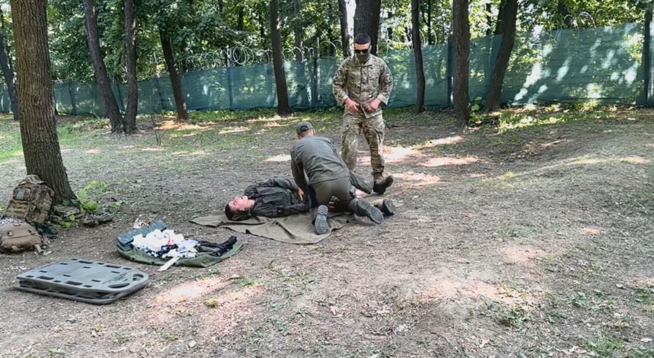 Prima promoție de elevi ai Colegiului Militar a învățat cum să supraviețuiască în condiții extreme.