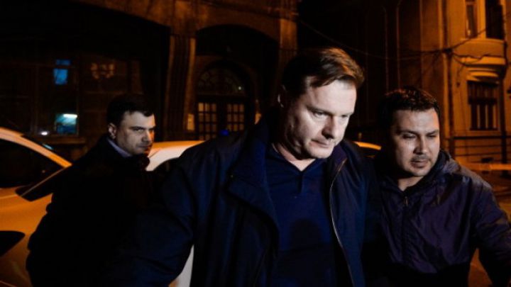 În acelaşi dosar mai sunt cercetaţi şi alţi suspecţi, printre care şi avocatul Radu Pricop, ginerele lui Traian Băsescu.