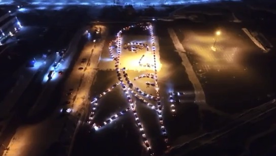 Около 250 автомобилей приняли участие во флэшмобе в Хабаровске, выстроив из машин портрет президента РФ Владимира Путина.