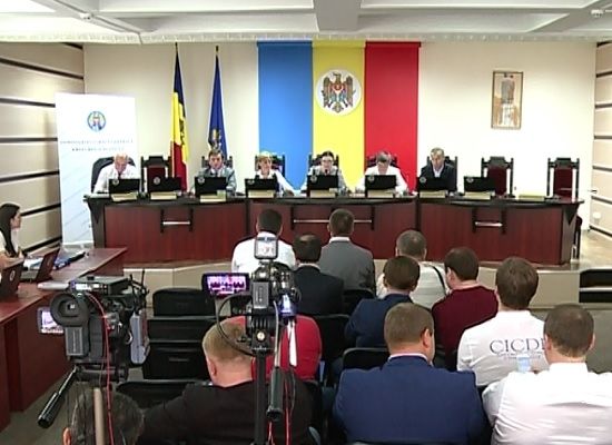 Doi candidati se retrag din cursa pentru sefia statului.