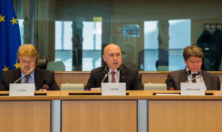 Filip i-a asigurat pe membrii Comisiei pentru Politică Externă a Parlamentului European că prioritatea absolută a Guvernului pe care îl conduce este implementarea Acordului de Asociere şi a reformelor care să vină în sprijinul cetăţenilor.