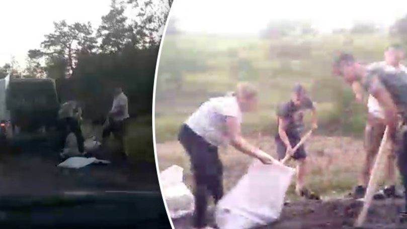 Вдоль дороги возле Чореску люди воруют гальку. 