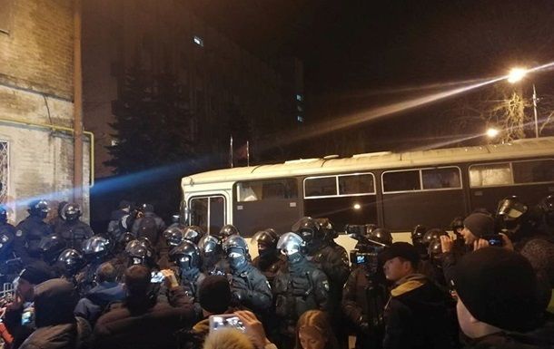 Между сторонниками Саакашвили и полицией произошли столкновения у изолятора.