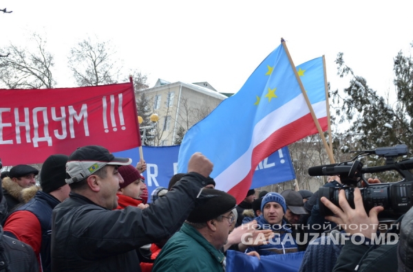 Митингующие потребовали от Кормана и Лянкэ перестать давить на депутатов НСГ.