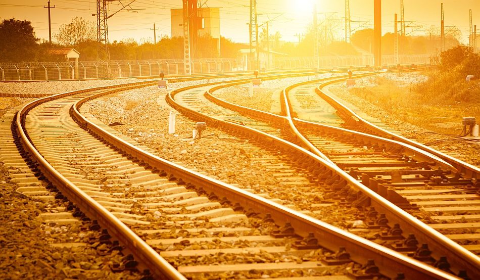 Un tânăr de 19 ani, călcat de tren pentru că asculta muzică la căști