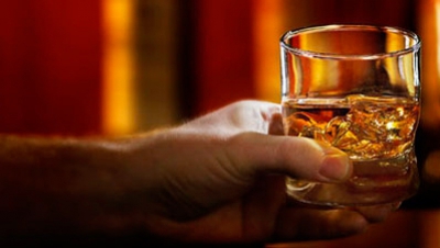 Nesimțire totală din partea unor tineri. Chelnerul unui local din capitală s-a plâns de faptul că bărbaţii iubesc să chefuiască, dar dau dovadă de lipsă de bun-simţ.