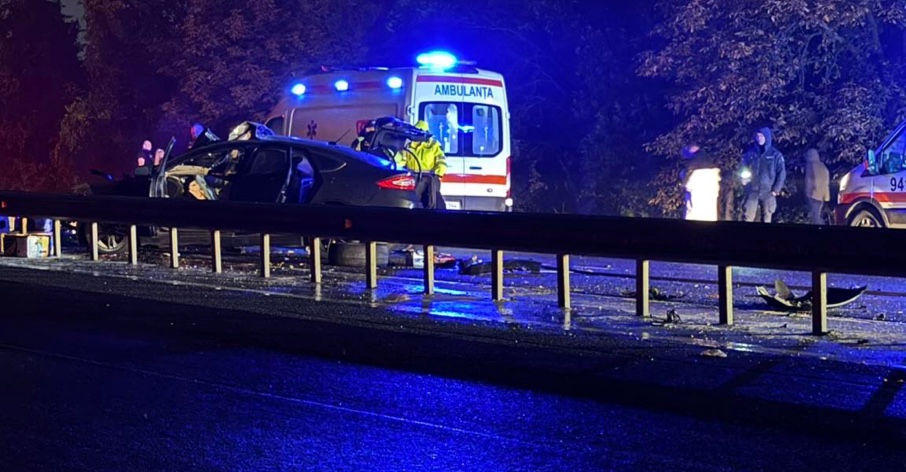 O mașină s-a răsturnat în urma unui accident la ieșirea din Chișinău: Patru persoane au fost rănite.