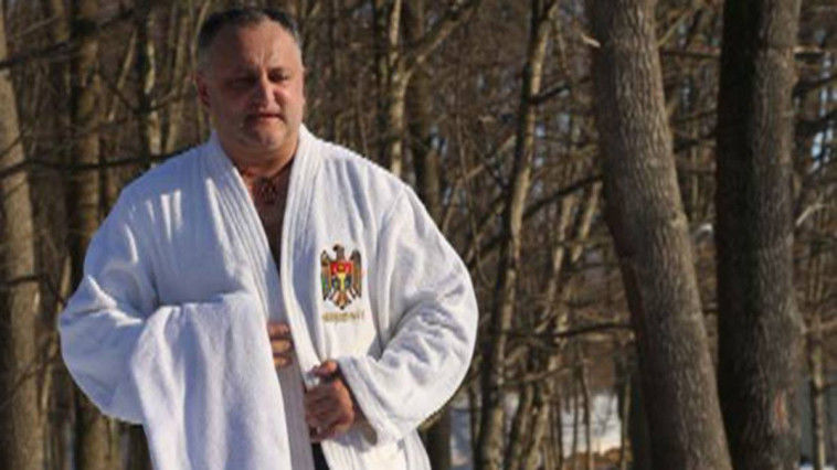 Igor Dodon, a încălcat Legea privind Stema de Stat în ziua în care s-a scăldat în copcă. Foto: facebook.com/igor dodon