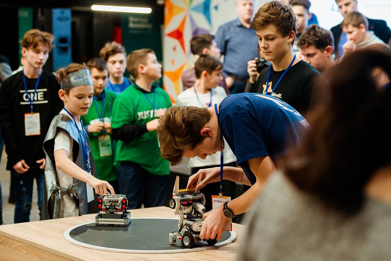 Процесс создания роботов из частей LEGO занял несколько месяцев.