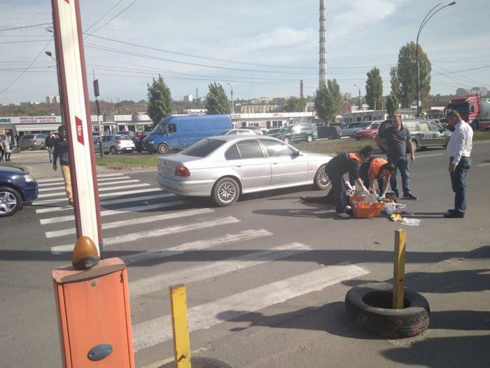 O femeie a fost lovită de o mașină pe o trecere de pietoni din Capitală. 