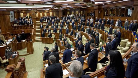 Решение ЕС заморозить финансирование Молдовы - естественно, - говорят депутаты.
