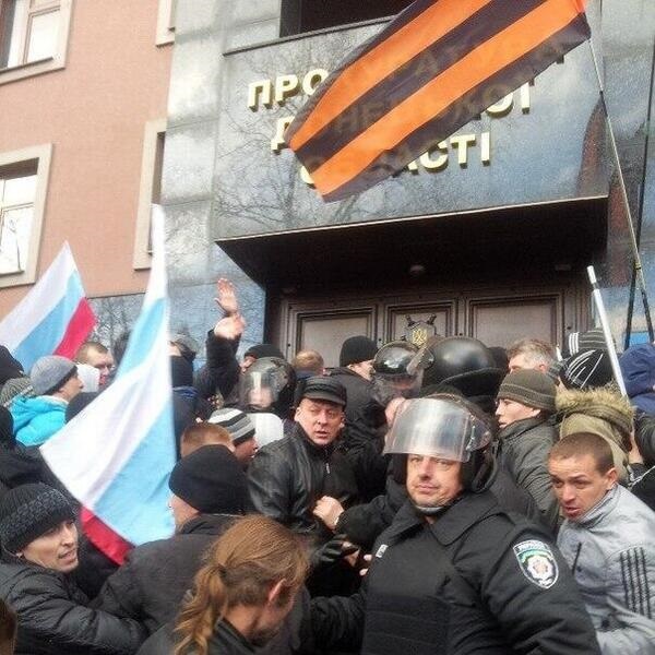 Протестующие разбили стекла в двери прокуратуры. Несколько из них проникли в здание.