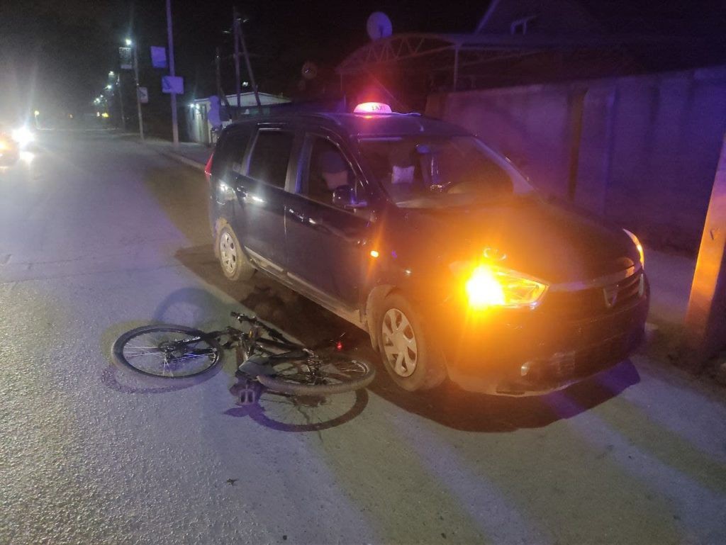 В Бельцах нетрезвый велосипедист попал в аварию с автомобилем такси.