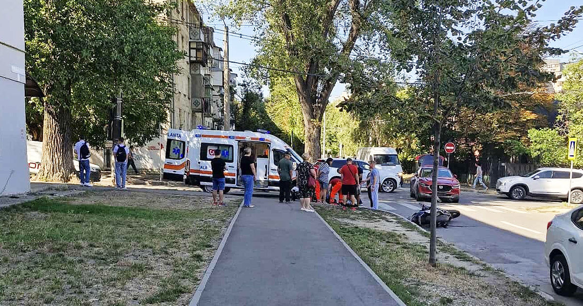 В Кишинёве женщина пострадала в ДТП с участием автомобиля и мотоцикла.