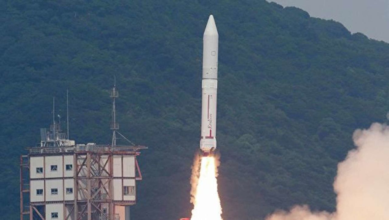 Япония вывела на орбиту Земли девять спутников с помощью ракеты Epsilon.