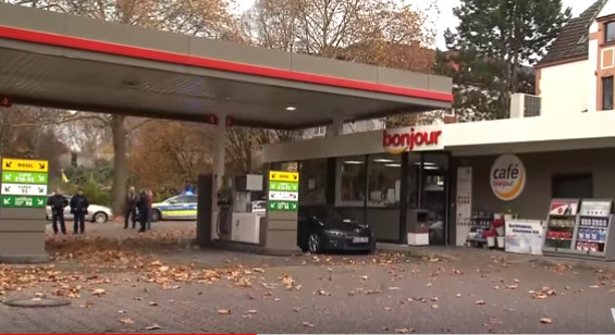 В Германии полиция освободила заложницу на автозаправке.