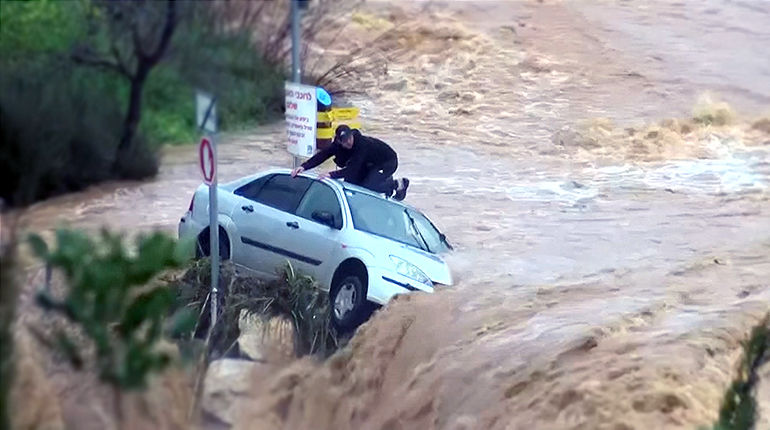 30-летний водитель одного из автомобилей дожидался спасателей на крыше машины.