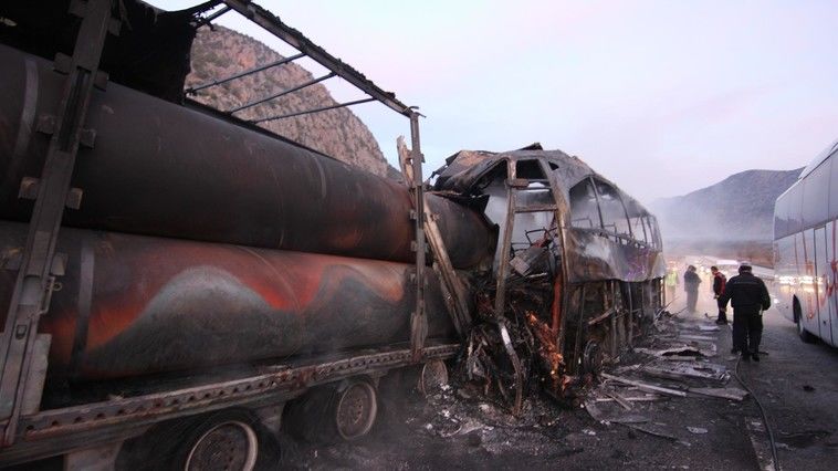 13 morți în urma ciocnirii dintre un autobuz și un camion. Foto: Hürriyet Daily News