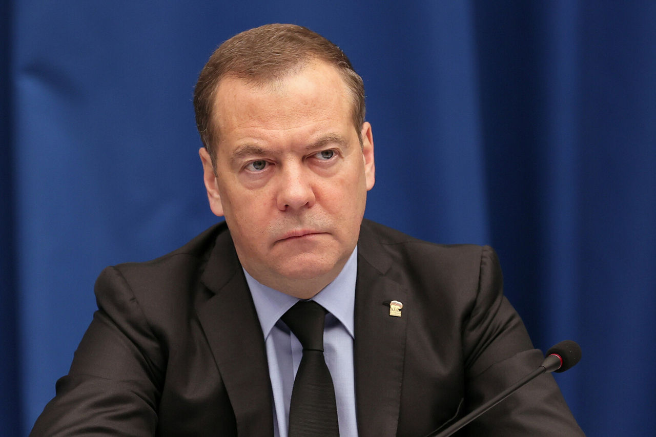 Медведев усомнился в заверениях НАТО о том, что альянс не воюет с Россией.