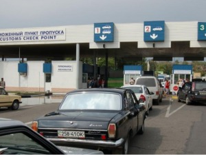 Regulile de traversare a frontierei transnistrene sunt afișate în toate punctele de trecere, înainte de zona de control vamal.