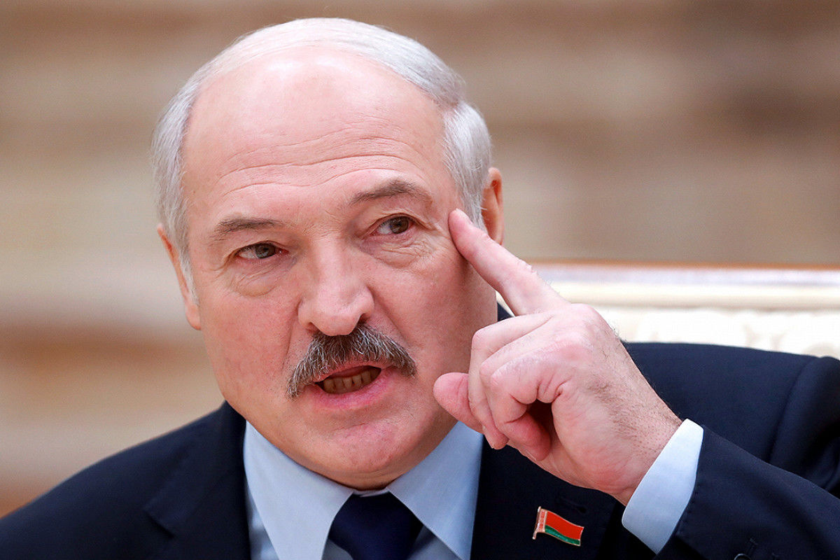 Лукашенко пригрозил аграриям военным положением из-за коровьего «Освенцима».