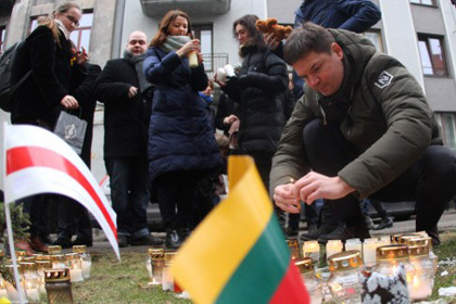 Акция солидарности у Украинского посольства в Литве. Фото: Petras Malukas / AFP