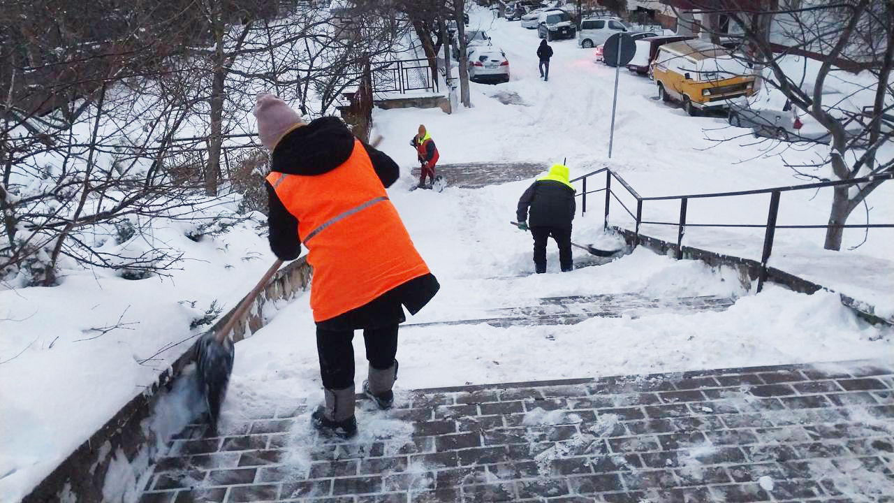 В Кишиневе продолжается расчистка дорог и тротуаров от снега.  