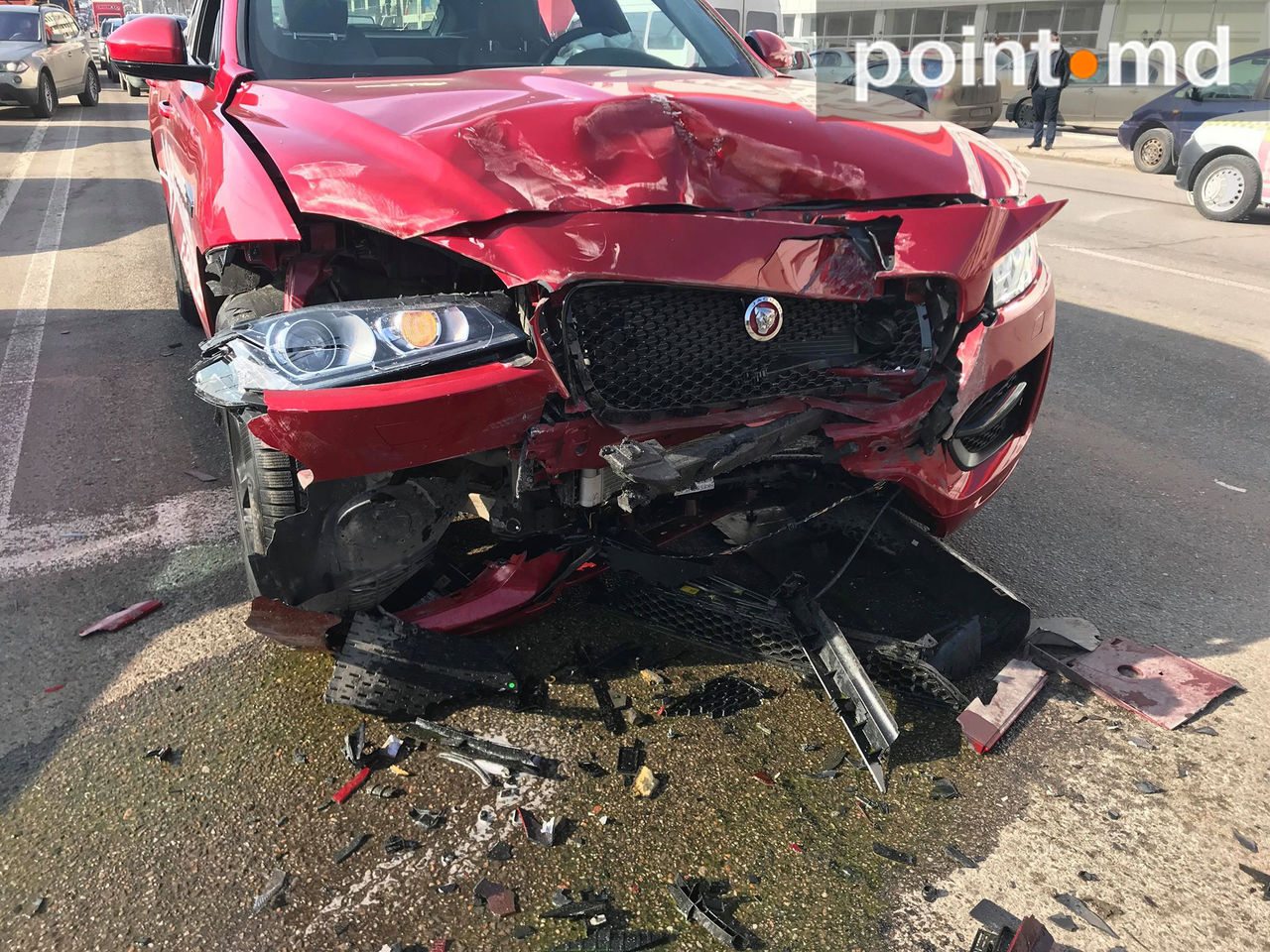 Cine e șoferul care a făcut zob un Jaguar nou în Capitală. Foto: Point