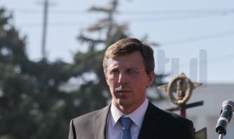 Dorin Chirtoacă a fost însoţit de colegii săi de la Primărie, de membrii Partidului Liberal, dar şi de tatăl său. Foto: curentul.md