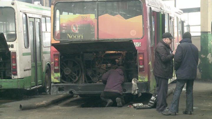 Maşina spre Ghidighici circula cu găuri în podea.