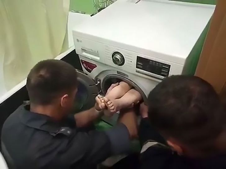 Un băiețel de 7 ani s-a ascuns în mașina de spălat și nu a mai putut să iasă. Foto: realitatea.net