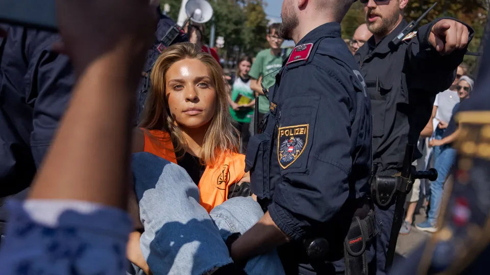 Austria expulzează o activistă de mediu din Germania pentru amenințare la adresa securității naționale.