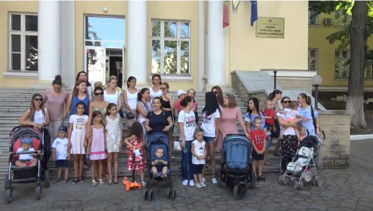 Молодые мамы провели акцию протеста у здания Минздрава.