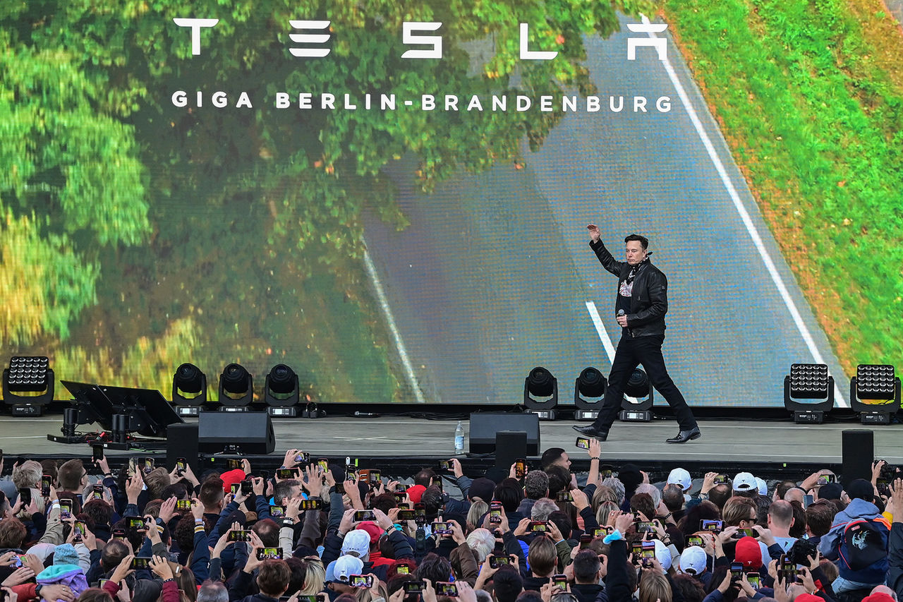 Tesla разрешила одну криптовалюту для платежей.