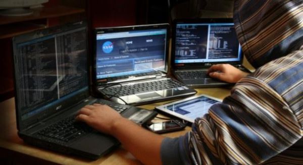 Autorităţile americane avertizează ca noile tehnologii utilizate de automobile le fac pe acestea vulnerabile la atacurile cibernetice. Foto: evz.md