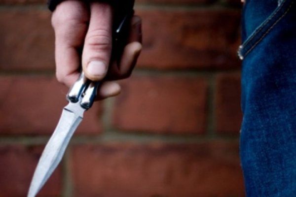 Нетрезвый 17-летний юноша ранил ножом своего отчима.