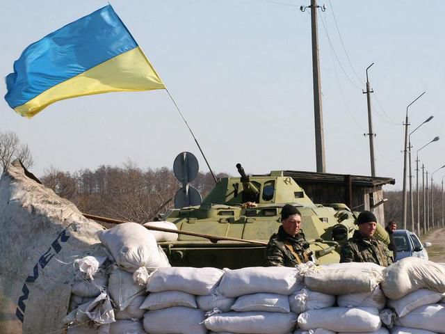 На крымском участке границы между Россией и Украиной действуют три автомобильных пункта пропуска.