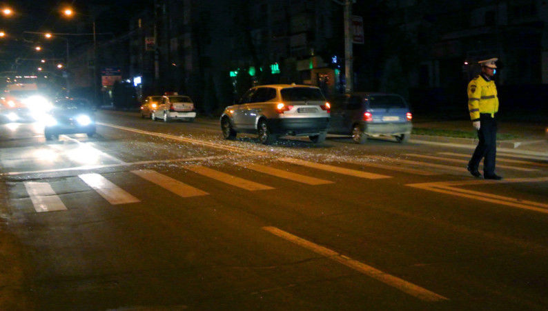 Şoferiţa care conducea automobilul susţine că pietonul era în stare de ebrietate şi că ar fi apărut brusc în faţa maşinii.