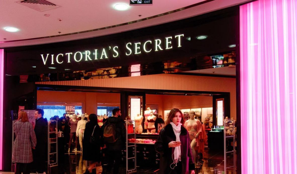 Victoria’s Secret приостанавливает работу в России.