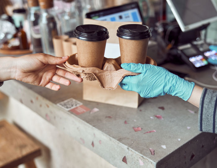 Românii nu mai ies la o cafea cu prietenii din cauza creșterii prețurilor: Cafenelele mici se închid.