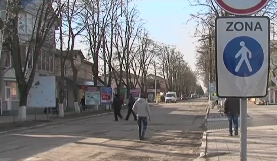 Участок дороги протяжённостью 200 метров закрыт на центральной улице Глодян уже четыре месяца.