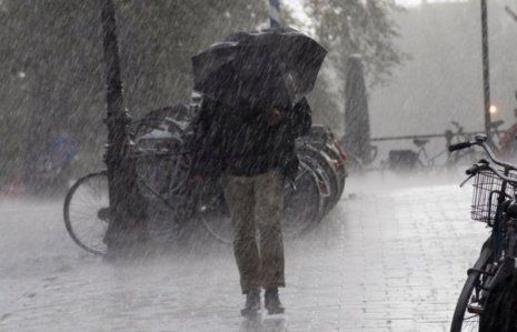 Meteorologii anunță ploi și Cod galben de inundații. 