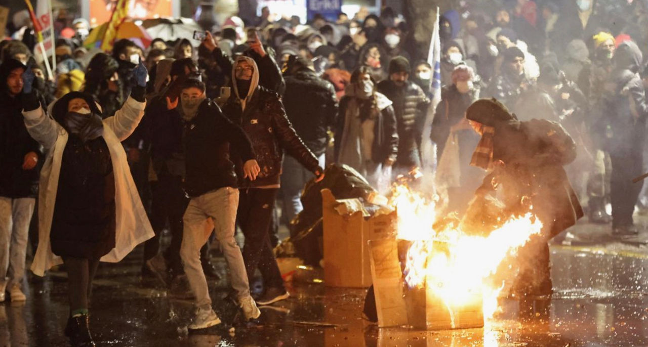 В Турции на протестах против ареста мэра Стамбула задержали более 300 человек.