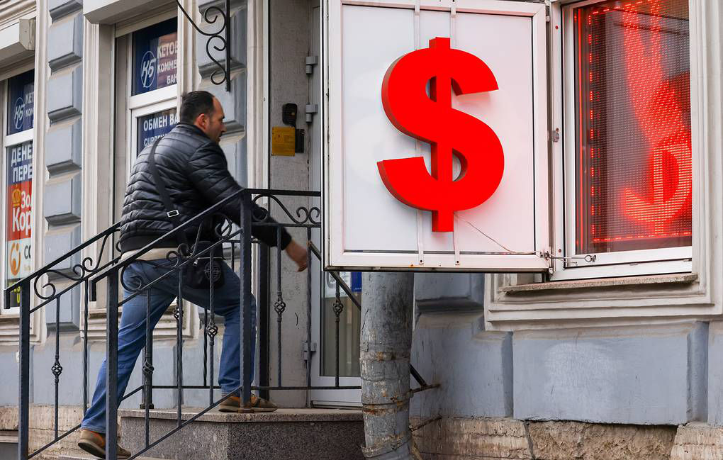 Курс евро на Мосбирже опустился до 69 рублей впервые с февраля 2020 года.