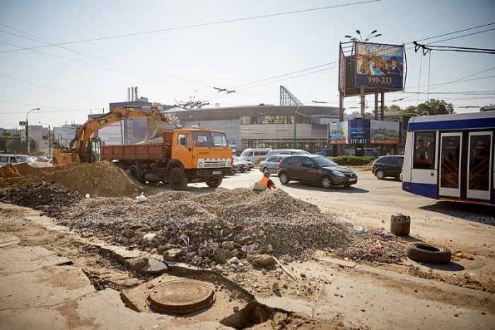Din cauza surpărilor de maluri, lucrările de reconstrucție a bulevardului Constantin Negruzzi decurg cu dificultate.