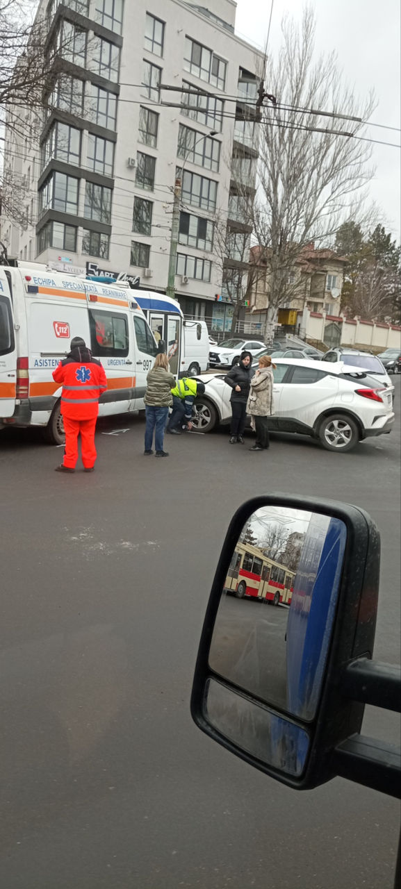 В Кишиневе произошло ДТП с участием машины скорой помощи.