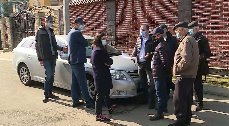 На Ботанике произошел скандал из-за шлагбаума.