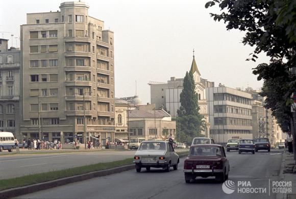 Vizita lui Kirill. Bucureștiul din 2017, ilustrat de Ria Novosti cu fotografii din 1989